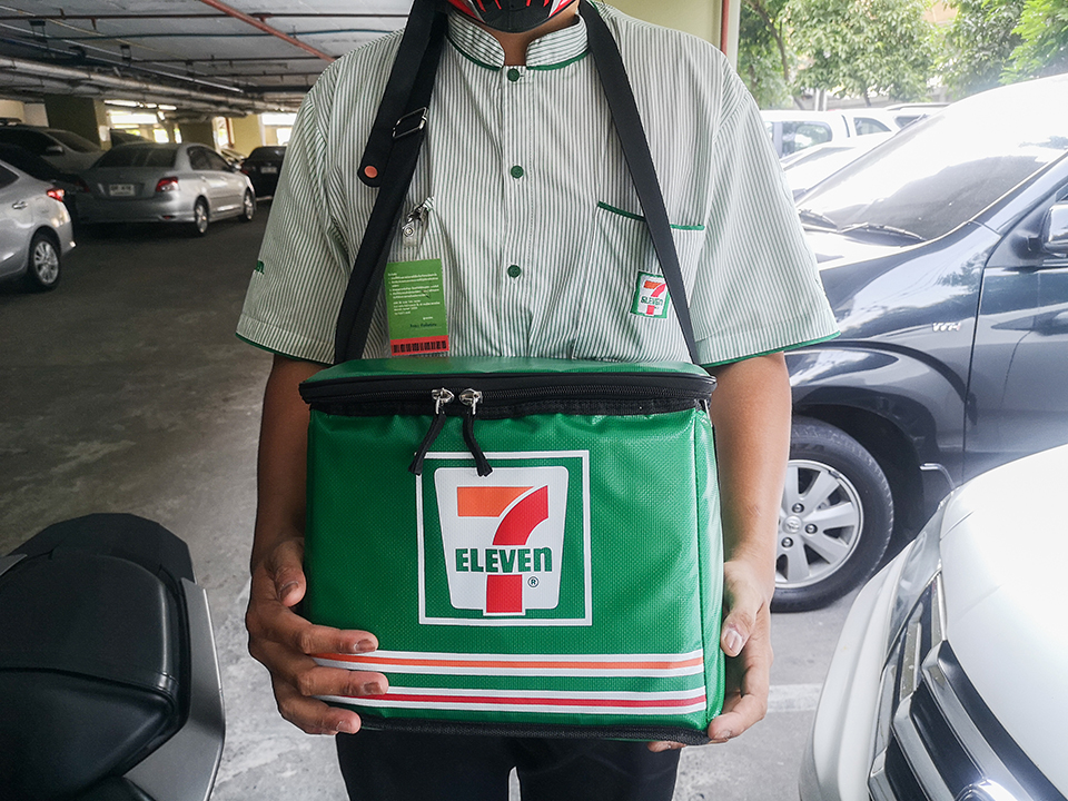 พนักงาน 7-Eleven Delivery มาส่งของ