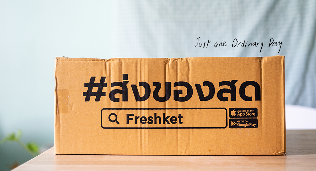 freshket - เฟรชเก็ต กล่อง freshket วางบนโต๊ะ